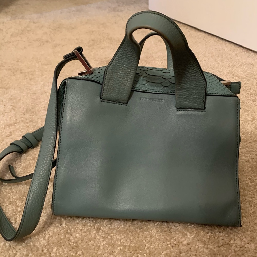 Pour la Victoire shoulder bag